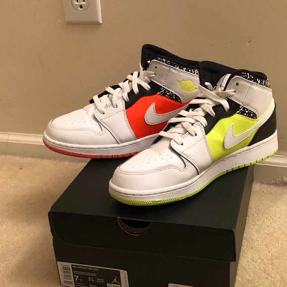 Jordan 1 Mid Composition Notebook (GS) - Picture 2 of 5